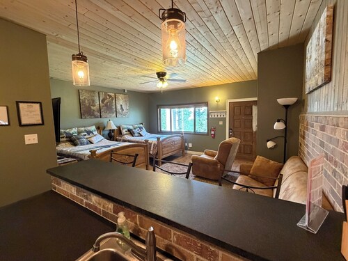 Gorgeous studio in Angel Fire perfect for a relaxing getaway, ski-in, ski-out