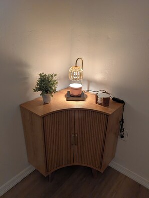 Eine Holzkabine mit einer Lampe und einer Pflanze darauf.