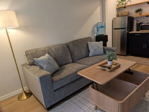 Een smart-tv, een dvd-speler, boeken en een muziekbibliotheek