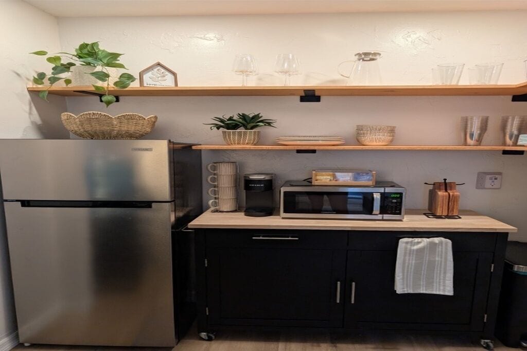 Coffee/tea maker, fridge, microwave, oven