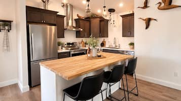 Kamar Single Mewah, pemandangan danau | Dapur pribadi | Lemari es, oven, kompor, dan peralatan masak/sendok-piring