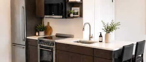 Estudio de lujo | Cocina privada | Frigorífico, horno, placa de cocina y utensilios de cocina