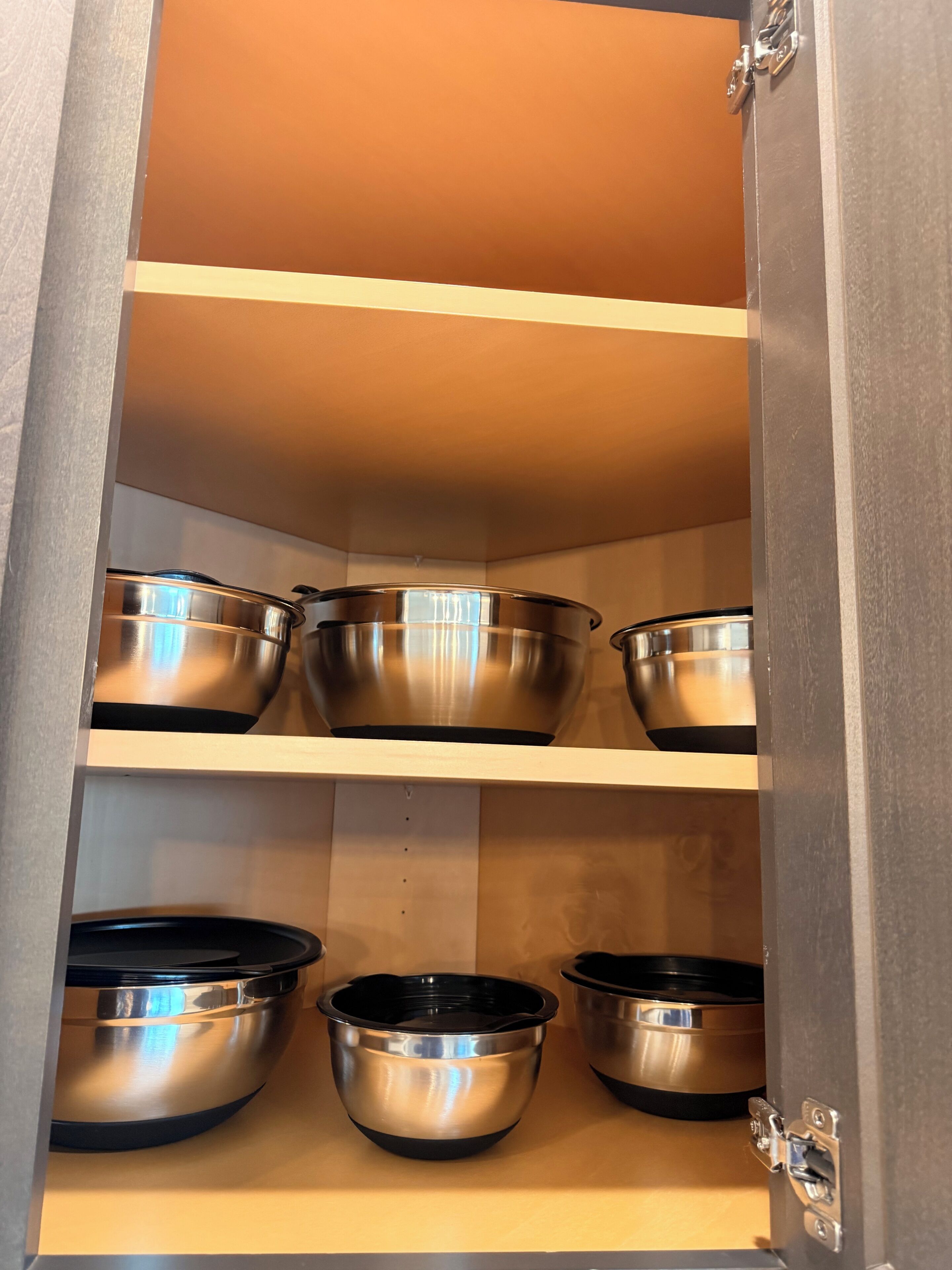 Refrigerador, horno, placa de cocina, utensilios de cocina