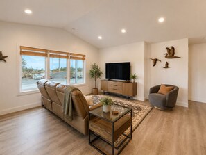 Luxury Double Room, Ocean View | Living area - Kodiak Suites (Kodiak)