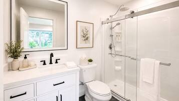Luxury-Einzelzimmer, Seeblick | Badezimmer | Haartrockner, Handtücher, Seife, Shampoo