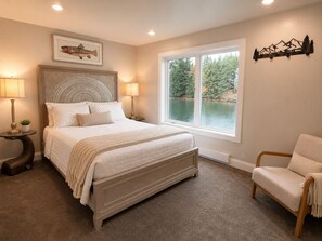 Luxury Single Room, Lake View | Blackout curtains, soundproofing, iron/ironing board, free WiFi - Kodiak Suites (Kodiak)