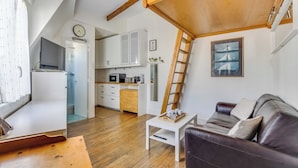 A compact living space with a loft bedroom, kitchenette, and a dining area. - Studio 2P Near Tolbiac / Olympiades (Paris)
