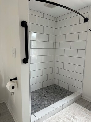 Bañera de hidromasaje, secador de pelo, toallas, jabón
