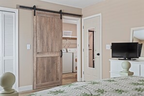 Room - Crescent Beach Coastal Home Walk to Ocean (North Myrtle Beach)