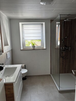 Dusche, Handtücher, Seife, Toilettenpapier