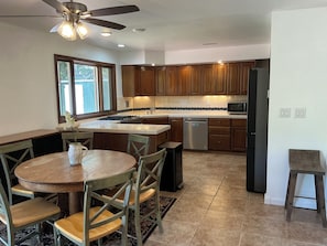Private kitchen - Peaceful 4-bedroom house with EV charger in charming Ojai (Ojai)