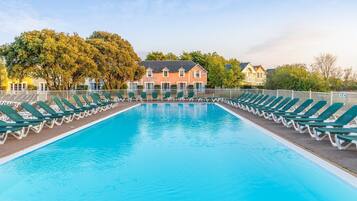 Una piscina al aire libre, una piscina climatizada
