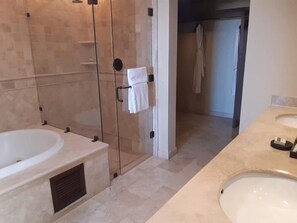 Dusche, Haartrockner, Handtücher, Seife