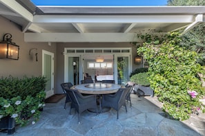 Outdoor dining - Beverly Hills Luxury Private Suite.by Top Interior Designer. 5 Star reviews (Beverly Hills)