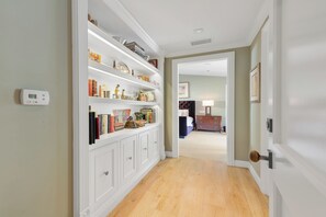 Interior - Beverly Hills Luxury Private Suite.by Top Interior Designer. 5 Star reviews (Beverly Hills)