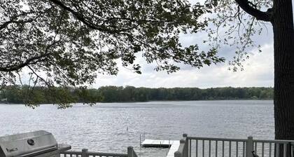 Lakefront 3-bedroom cottage with waterfront deck