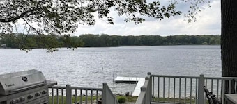 Lakefront 3-bedroom cottage with waterfront deck
