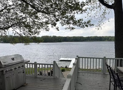 Lakefront 3-bedroom cottage with waterfront deck