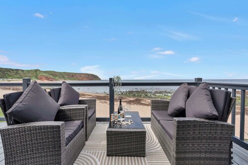 Beachfront 2BR - Wi-Fi - Free Parking - Sleeps 6