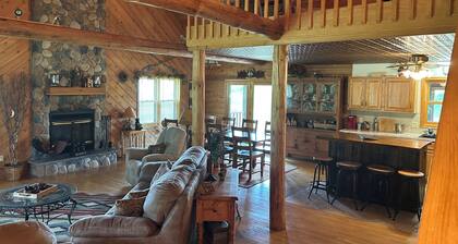 Beautiful log cabin minutes away from Castle Rock lake & Buckhorn St. park