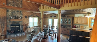 Beautiful log cabin minutes away from Castle Rock lake & Buckhorn St. park