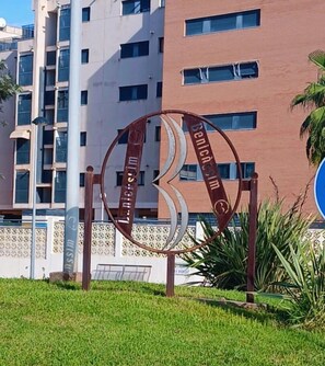 Un bâtiment orné d’une grande enseigne métallique sur laquelle figure le chiffre « 3 » et le nom « Benicasim ».