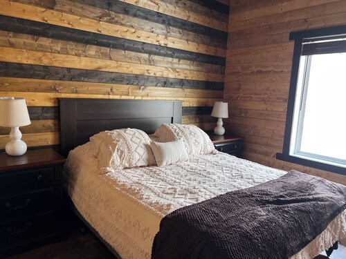 Lost Lake Moonlight Cabin- New build, Lake Front 2BD 2Bath - ADA - hot tub