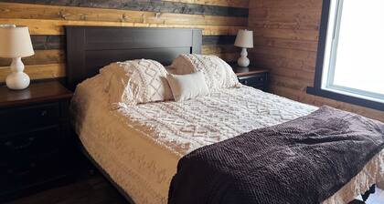 Lost Lake Moonlight Cabin- New build, Lake Front 2BD 2Bath - ADA - hot tub