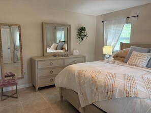 Room - Brand new LAKE FRONT listing. Comes with SL GOLF CART! 3 miles to Sanibel (Fort Myers)
