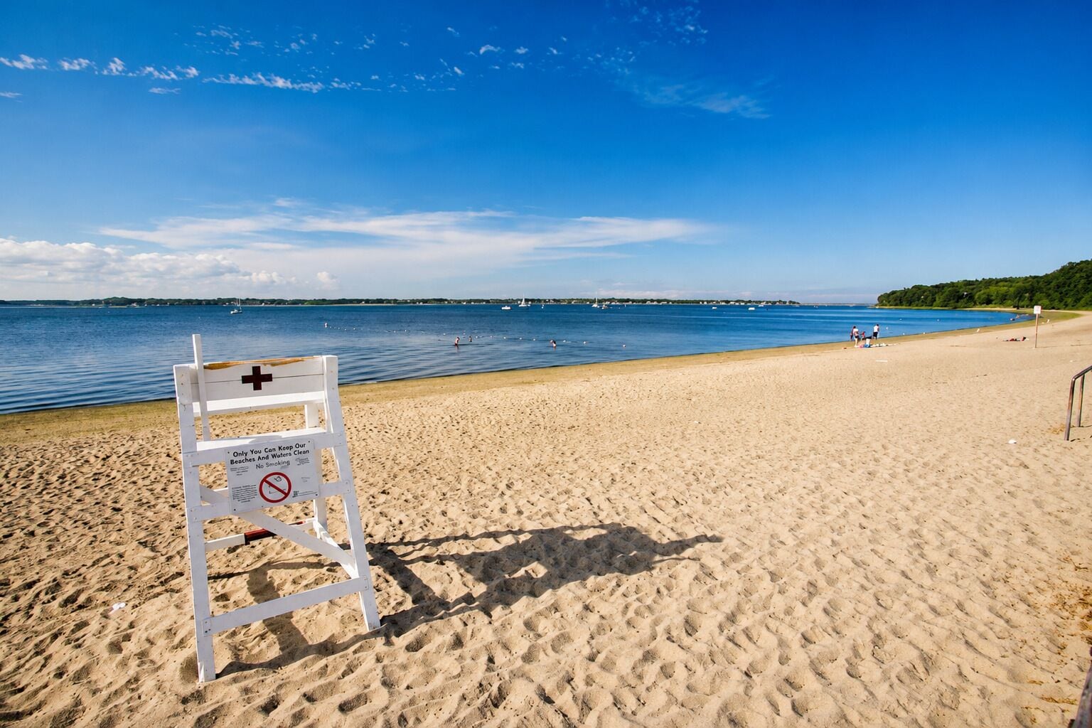 Perto da praia, espreguiçadeiras, toalhas de praia 