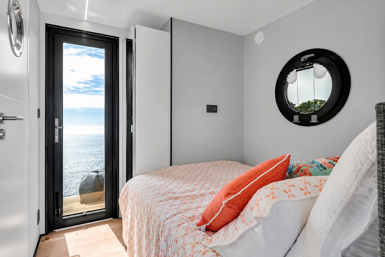 Tabla de planchar con plancha, wifi gratis, ropa de cama