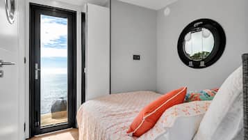 Tabla de planchar con plancha, wifi gratis, ropa de cama