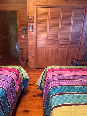 3 slaapkamers, een kluis op de kamer, gratis wifi, beddengoed