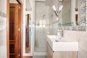 Hair dryer, bidet, towels, soap - Spacious house in Santiago - Between wines and flamenco (Jerez de la Frontera)