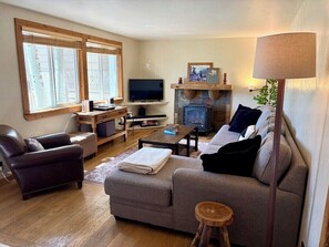 Living area - Enjoyable 3-bedroom house in charming Steamboat Springs (Steamboat Springs)