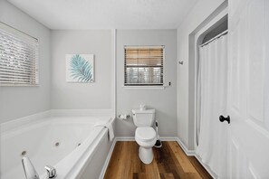 Jetted bath, hair dryer, towels, soap - Modern Family Cabin in the Smokies + Mtn Views! (Pigeon Forge)