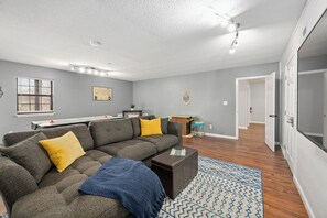 Smart TV - Modern Family Cabin in the Smokies + Mtn Views! (Pigeon Forge)