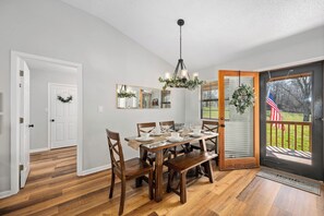 Dining - Modern Family Cabin in the Smokies + Mtn Views! (Pigeon Forge)