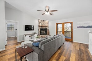 Smart TV - Modern Family Cabin in the Smokies + Mtn Views! (Pigeon Forge)