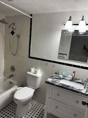 Dusche, Haartrockner, Bidet, HandtĂŒcher