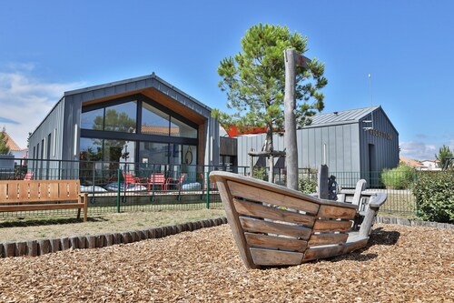 Picturesque 6-person Duplex Oasis