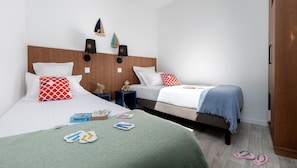 A double room with two beds, wooden headboards, and a wooden wardrobe. - Picturesque 6-person Duplex Oasis (Les Sables-d'Olonne)