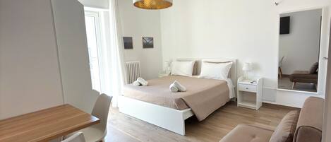 Studio supérieur, balcon | Bureau, espace de travail pour ordinateurs portables