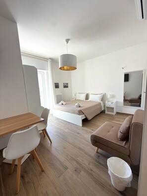 A modern bedroom with a bed, bedside tables, a desk, and a chair. - Termoli Station (Termoli)