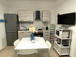 Private kitchen - Katy's Holiday House, Private Villa (Sicilia)