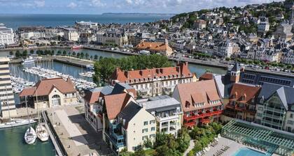 Picturesque Deauville Apartment for 6