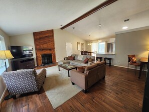 Living area - 3 BR, Pet Friendly, Covered Outdoor Patio, Sweet Kitchen, Easy, Central Location (Jacksonville)