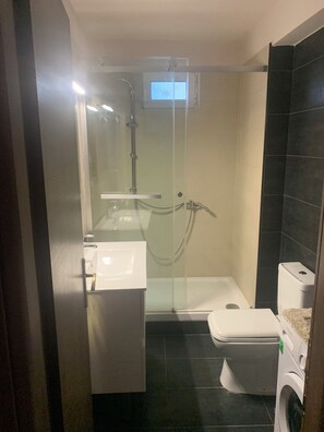 Douche, sèche-cheveux, serviettes fournies, savon