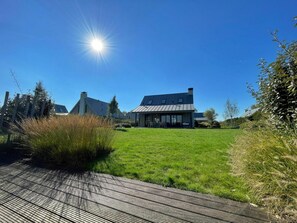A house with a large lawn and a wooden deck. - Villa in Tholen With Private Garden (Tholen)