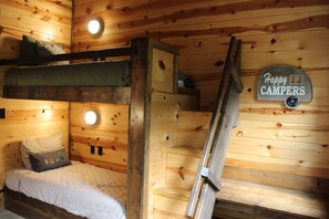 Room - Peaceful Waters: Stocked pond, firepit, sleeps 10! (Broken Bow)